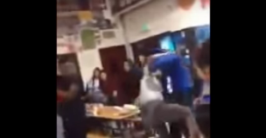 VIDEO Kaos u američkoj srednjoj školi: Učenik podigao i zabio ravnatelja u pod, masovna tučnjava