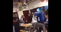 VIDEO Kaos u američkoj srednjoj školi: Učenik podigao i zabio ravnatelja u pod, masovna tučnjava