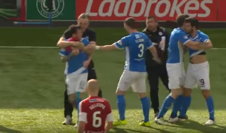 TKO ĆE KOGA, AKO NE SVOJ SVOGA Suigrači se tukli, a tribine pjevale "Borba, borba!"