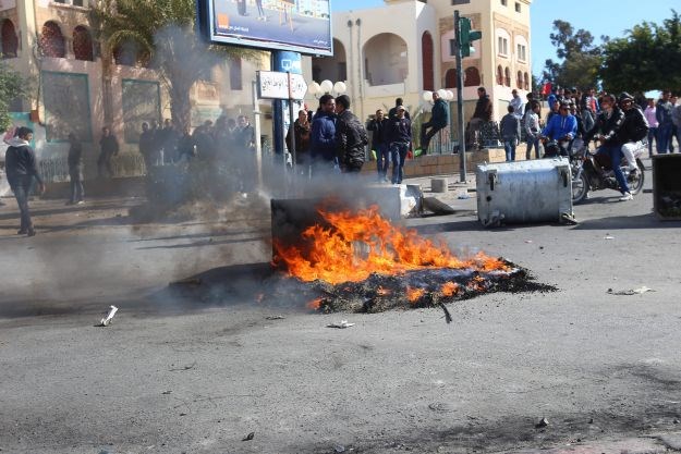 Zbog masovnih prosvjeda i nereda Tunis uveo policijski sat