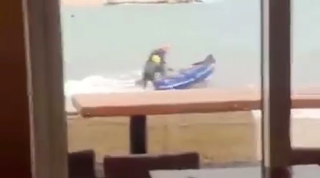 VIDEO Pogledajte urnebesnu borbu turista iz Pakoštana s valovima