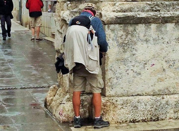 Turist urinirao u centru Pule, pomokrio se na Zlatna vrata