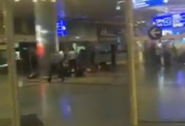 Društvenim mrežama šire se dramatične snimke nastale nakon napada na aerodrom u Turskoj