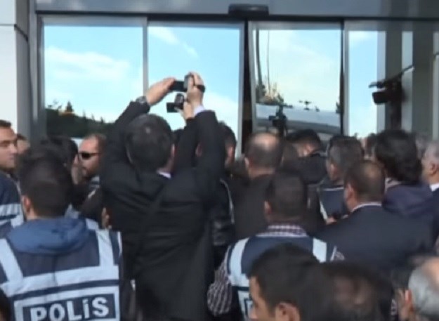 Nekoliko dana prije izbora turska policija brutalno upala u prostorije televizije sklone opoziciji