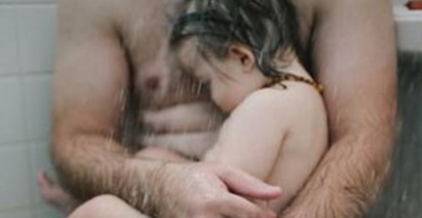 Facebook uklonio fotografiju oca i bolesnog sina: "Uopće se nisu potrudili odmaknuti od golotinje"