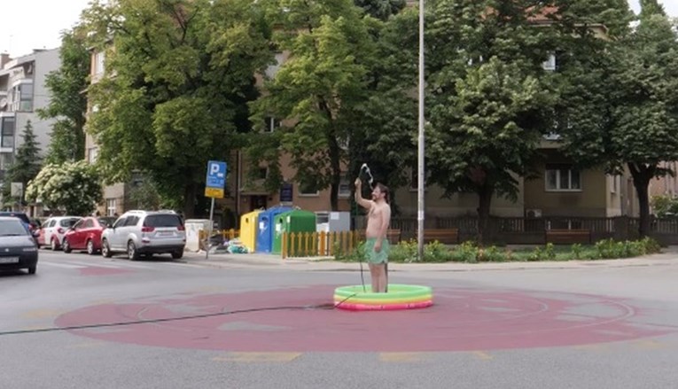 VIDEO Imao je poseban razlog: Otkriveno zašto se onaj tip tuširao na zagrebačkom kružnom toku