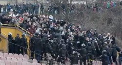 Kaos u Tuzli: Navijači upali na teren i tukli se s policijom