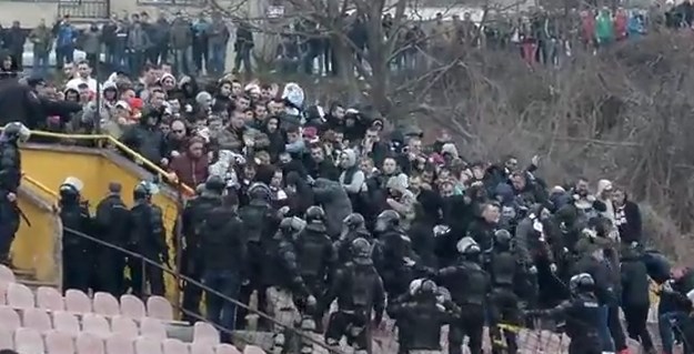 Kaos u Tuzli: Navijači upali na teren i tukli se s policijom