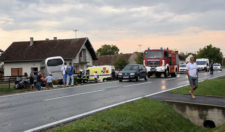 VATROGASCI IZVLAČILI VOZAČICU Nakon sudara s autom, autobus se zabio u kuću