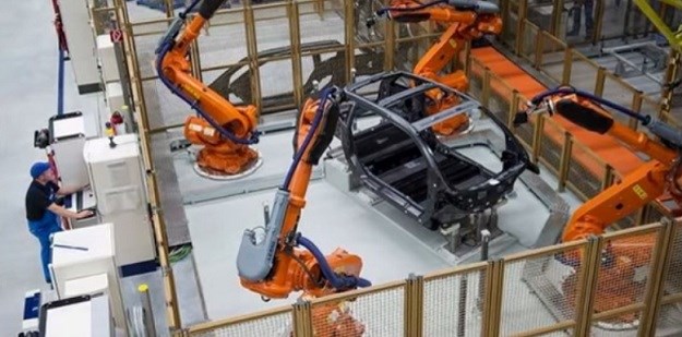 Tragedija u Njemačkoj: Robot u tvornici Volkswagena zdrobio i usmrtio 21-godišnjeg radnika