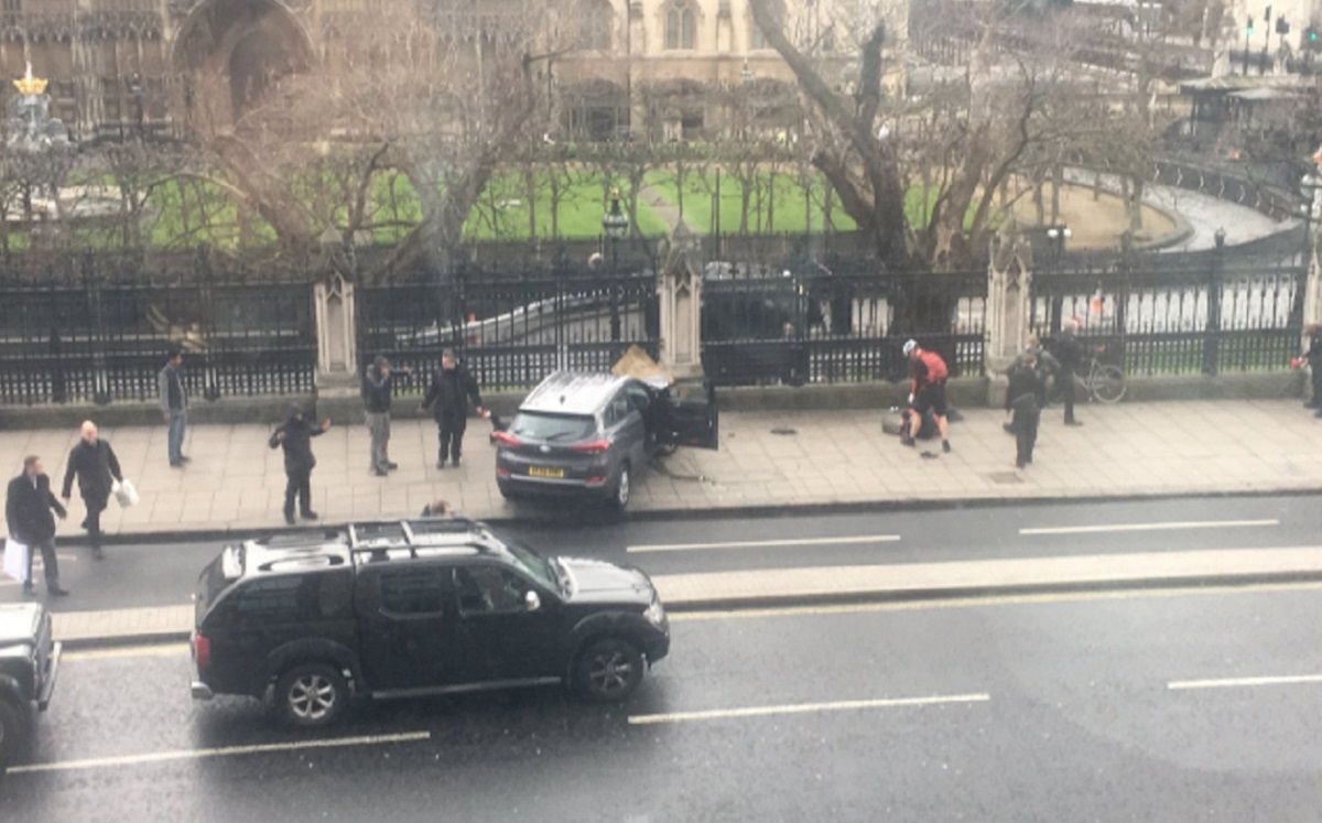 JUNAK IZ LONDONA Ranjenom policajcu prvi je u pomoć potrčao - političar