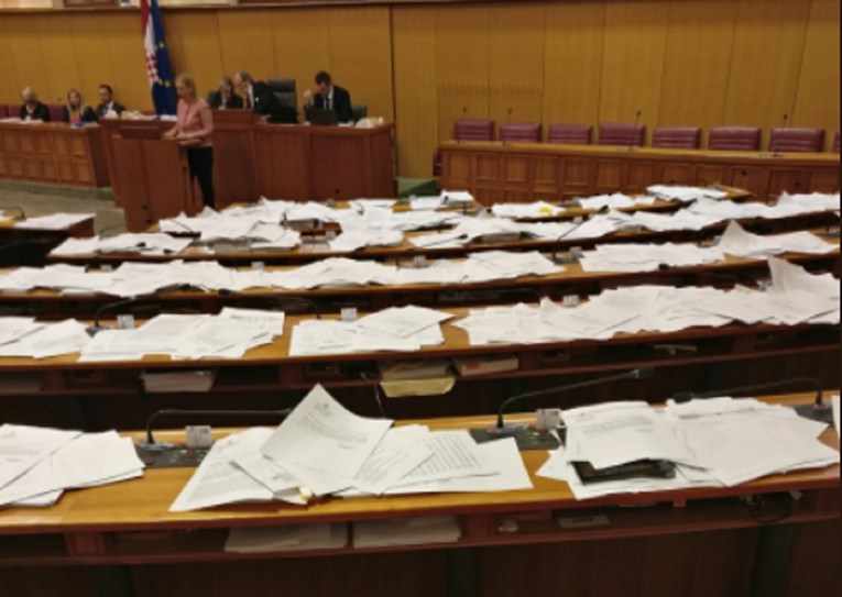 Glavašević na Twitteru upozorio da je sabor (opet) zatrpan papirima, objavu mu lajkao HDZ