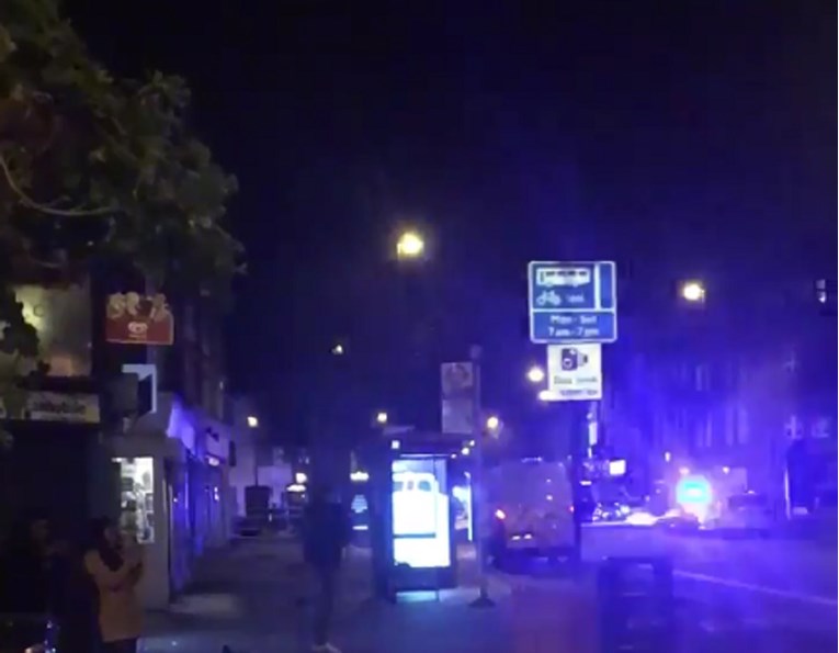 Automobilom se zabili u pješake kraj puba u Londonu