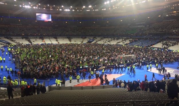 Scene straha na Stade de Franceu