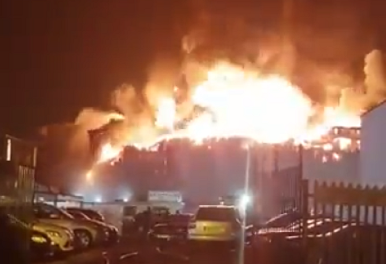 Veliki požar u Londonu, izgorjela tvornica boje, vatrene kugle letjele sto metara u zrak