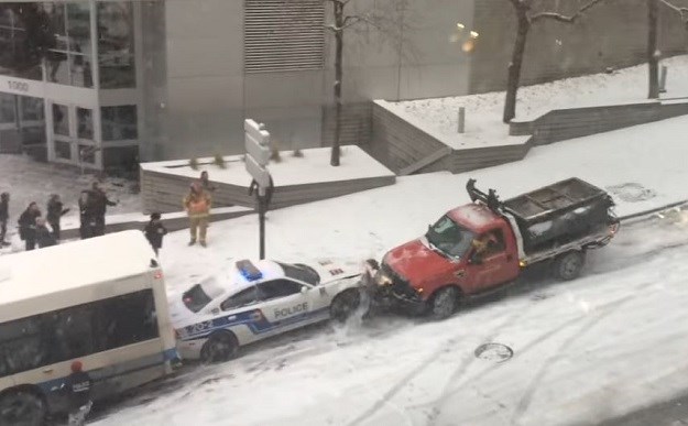 VIDEO Nije lako po snijegu: Pogledajte lančani sudar busa, ralice i policije