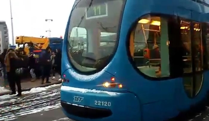 VIDEO GUŽVA NA ČRNOMERCU Tramvaj iskliznuo iz tračnica, nije bilo opasnosti za putnike