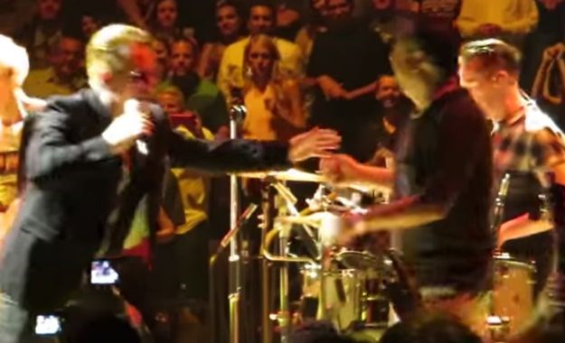 Nikako da ode: Bono požalio što je na pozornicu pozvao nadobudnog fana