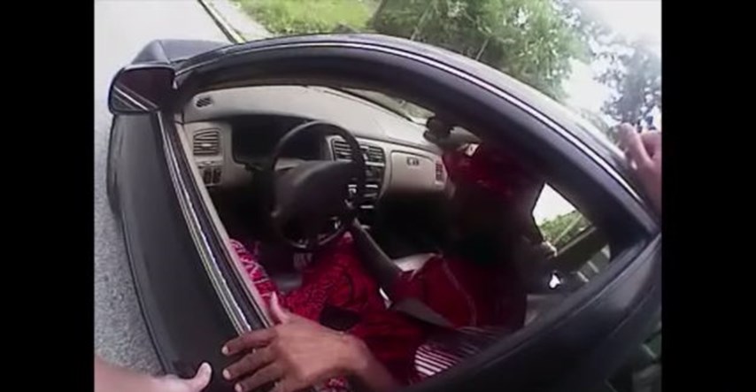 UZNEMIRUJUĆA SNIMKA Bijeli policajac pucao u glavu Afroamerikancu koji je sjedio u autu