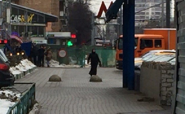 UZNEMIRUJUĆ VIDEO Žena u crnom šetala Moskvom s odsječenom glavom djeteta u ruci