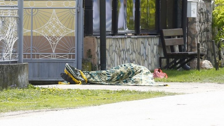 FOTO Muškarac u selu u Srbiji pobio cijelu obitelj, leševi još leže po ulici