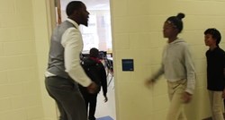 VIDEO Učenici obožavaju dolaziti na sat ovog učitelja zbog nečeg genijalnog što radi prije predavanja