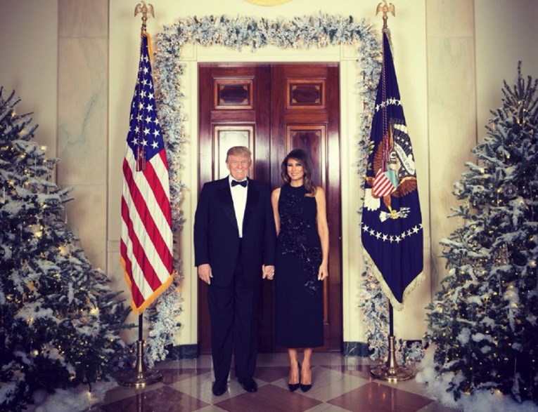 Melania Trump podijelila božićnu čestitku Bijele kuće, mnogi je prozvali jer misle da na njoj nešto fali