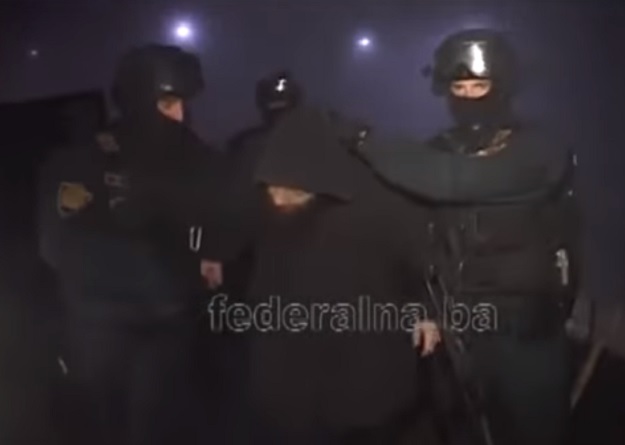 Video spektakularne akcije u BiH: Policajci u cik zore ljestvama ušli u kuću osumnjičenih islamista