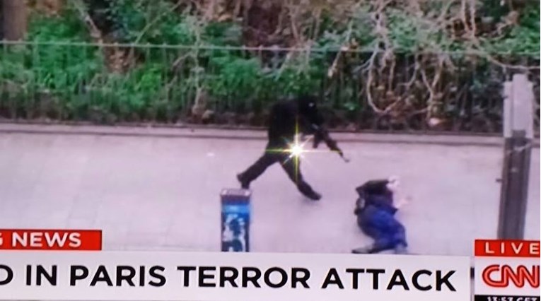 Uznemirujući detalji: Terorist hladnokrvno ubija muškarca koji leži na cesti
