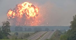 VIDEO Pogledajte ogromne eksplozije izazvane požarom u skladištu streljiva u Ukrajini