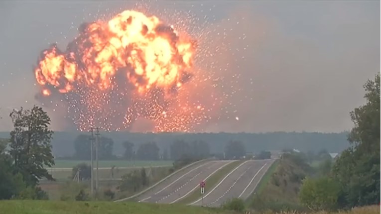 VIDEO Pogledajte ogromne eksplozije izazvane požarom u skladištu streljiva u Ukrajini