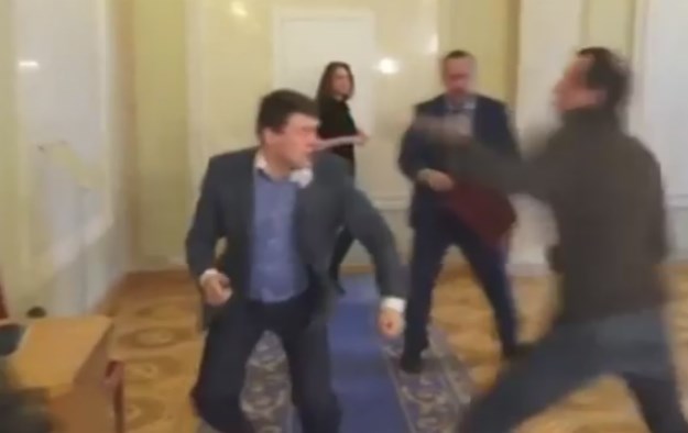 Barbarstvo u ukrajinskom parlamentu: Vojnici prekinuli brutalnu tučnjavu dvojice zastupnika