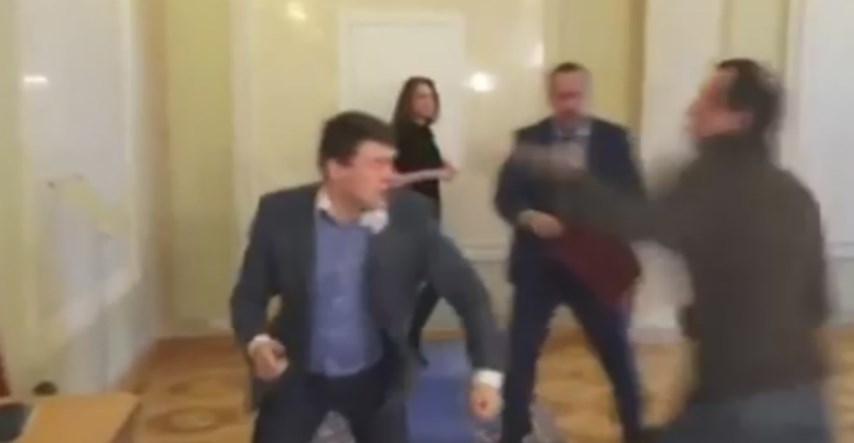 Barbarstvo u ukrajinskom parlamentu: Vojnici prekinuli brutalnu tučnjavu dvojice zastupnika