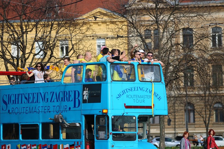 UKRAJINCI OKUPIRALI ZAGREB Busom krstare po gradu i zabavljaju građane, ostalo još samo 500 ulaznica u prodaji