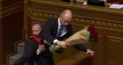 Kaos u ukrajinskom parlamentu: Zastupnik premijeru poklonio ruže pa izazvao masovnu tučnjavu