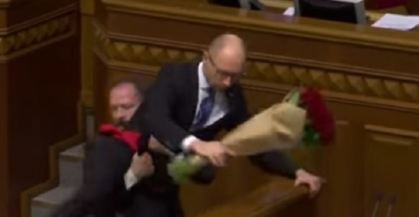 Kaos u ukrajinskom parlamentu: Zastupnik premijeru poklonio ruže pa izazvao masovnu tučnjavu