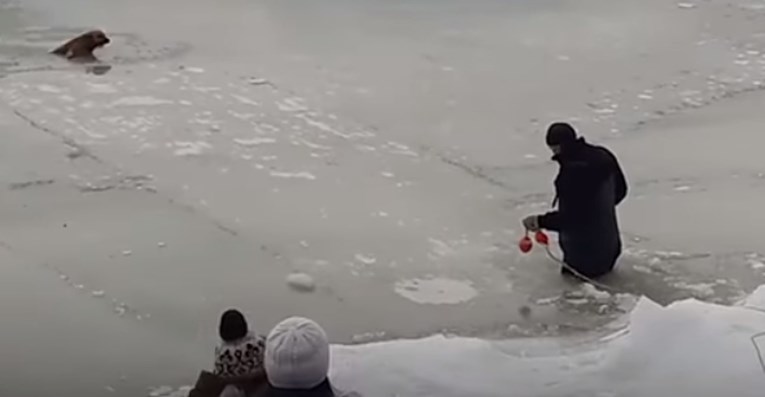 VIDEO Hrabri čovjek spasio je psa koji se utapao u ledenom jezeru