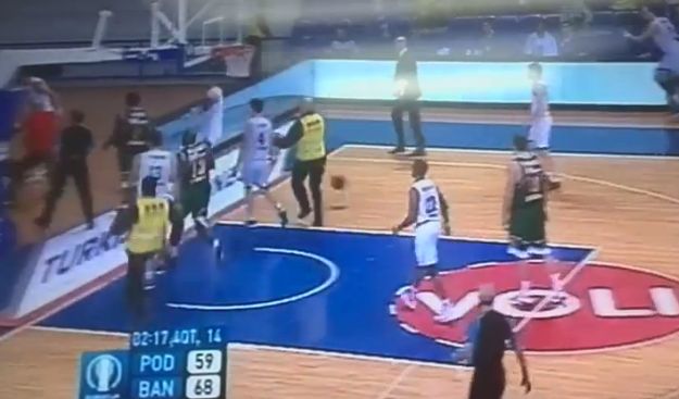 Navijač Budućnosti napao košarkaša Banvita, pa doživio nokaut
