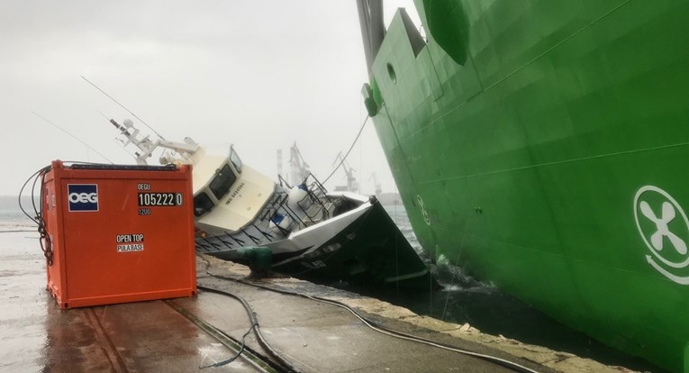 VIDEO, FOTO Orkanska bura u Uljaniku srušila platformu i prouzročila sudar brodova