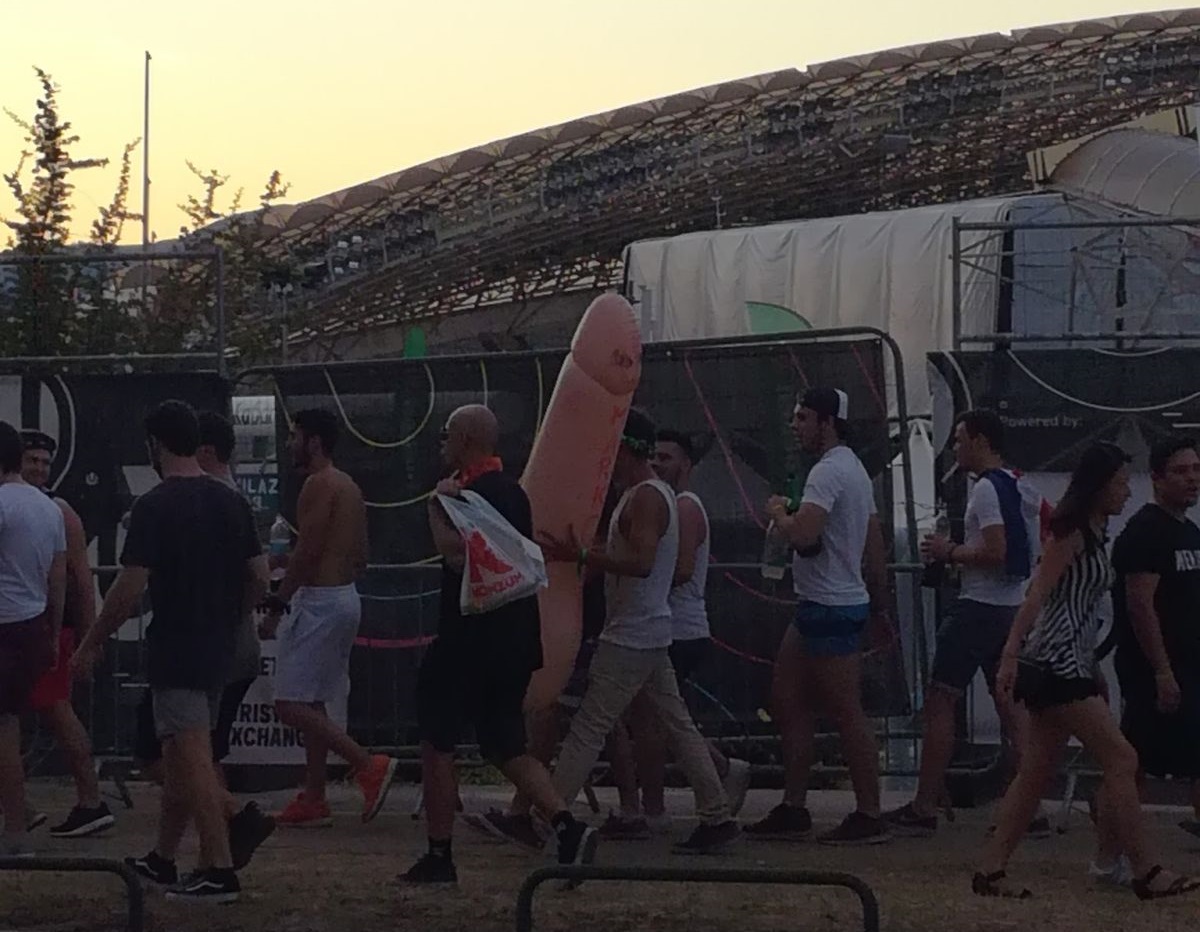 FOTO Samo je još to falilo: Po Splitu šetuckao s divovskim penisom