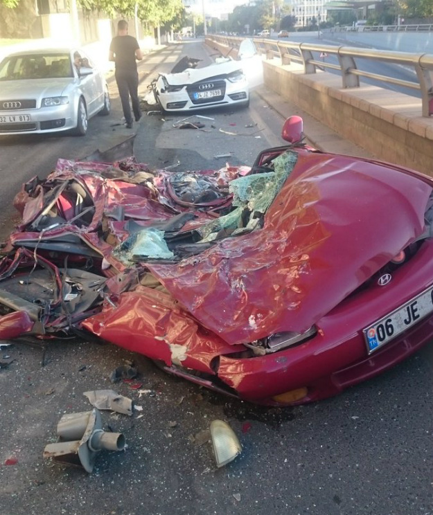 FOTO Pogledajte što je ostalo od automobila koje su tenkovi sinoć u Turskoj sravnali sa zemljom