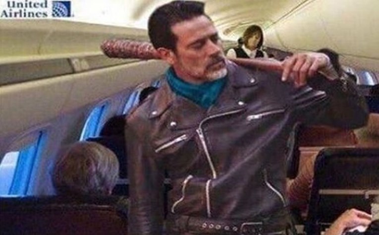 FOTO Internet se jako sprda s kompanijom koja je izbacila putnika iz aviona, fore su nemilosrdne