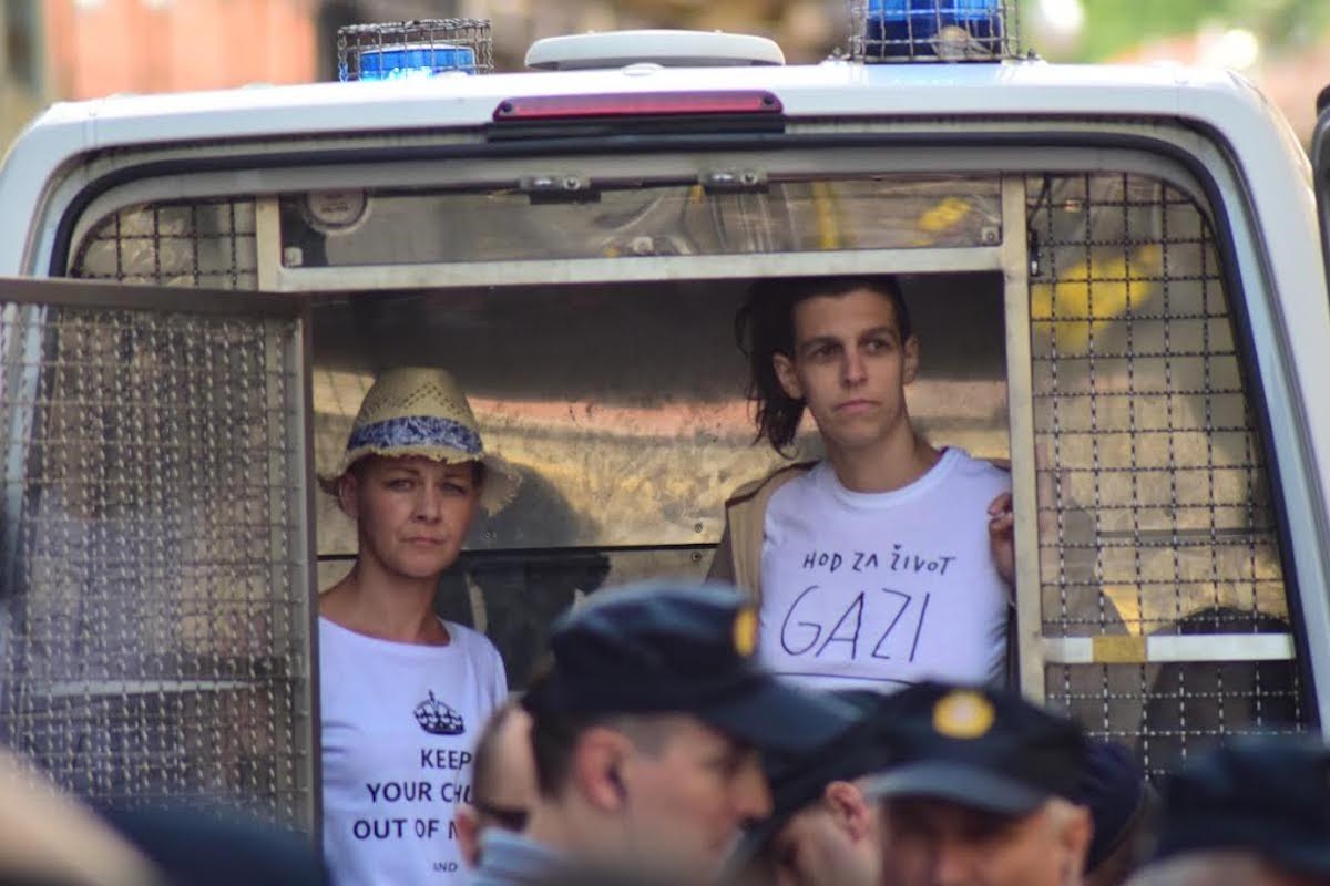 FOTO, VIDEO Pogledajte kako je policija privodila žene koje su se usprotivile Hodu za život