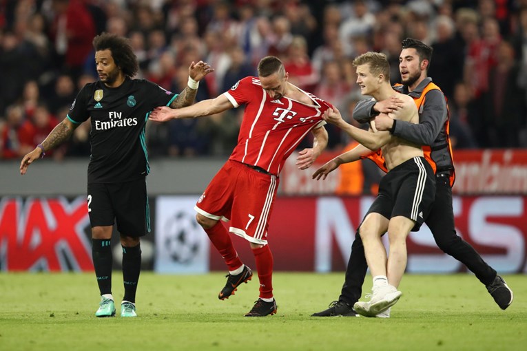 LUDNICA U MÜNCHENU Navijači upali na teren, jedan uklizao Riberyju, drugi se fotkao s igračima Reala