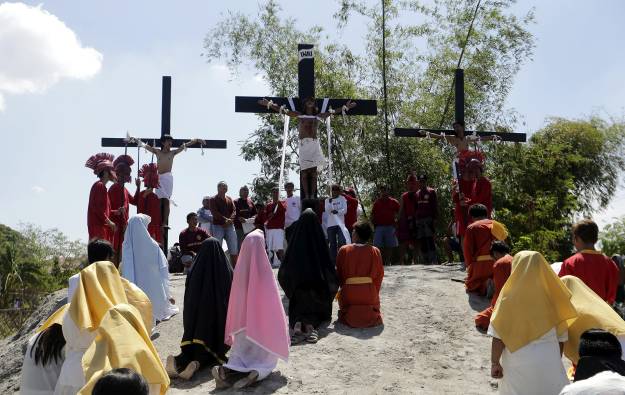 Filipinci slave Uskrs u tradicionalno krvavom ritualu raspinjanja na križ i bičevanja