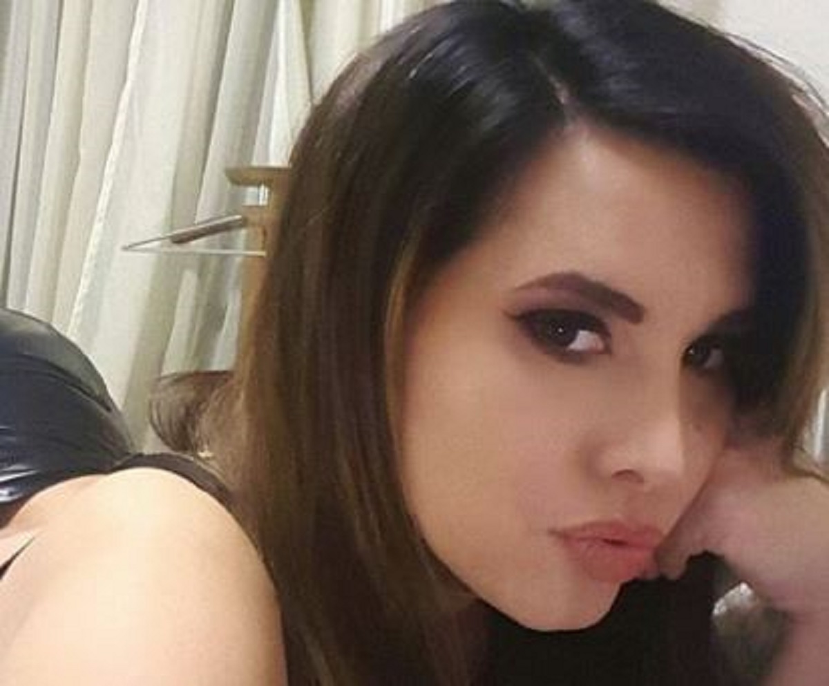Nives Celzijus pokazala utegnutu guzu u uskim kožnim hlačama