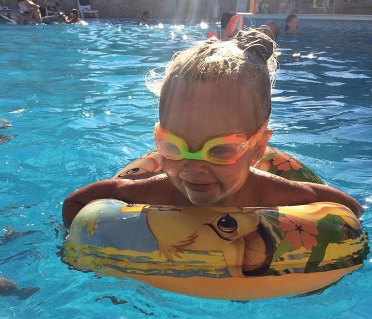 Pogledajte koliko sekundi treba djetetu da se skoro utopi u malom bazenu