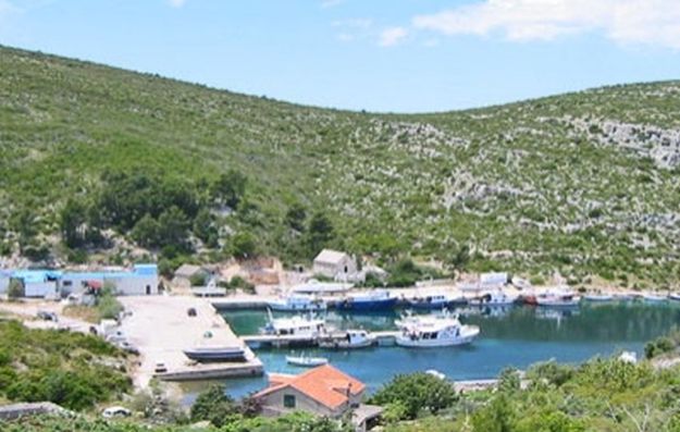Skladište ribe na Hvaru izgorjelo zbog kvara na instalacijama, šteta 1,6 milijuna kuna