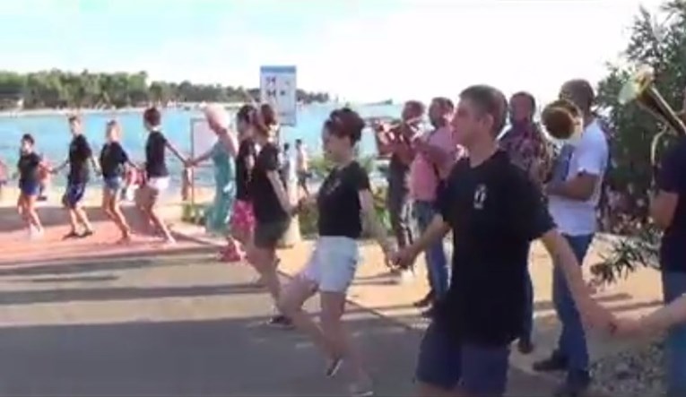 VIDEO Srbi usred Umaga zaplesali užičko kolo, pogledajte kako su građani reagirali