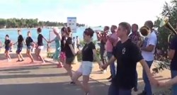 VIDEO Srbi usred Umaga zaplesali užičko kolo, pogledajte kako su građani reagirali